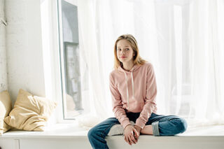 Frauenarztpraxis Marienheide Dr. Aleksandrow - Mädchen-Beratung - jungews Mädchen sitzt vor dem Fenster