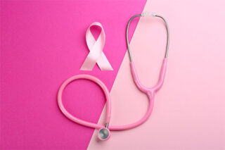 Frauenarztpraxis Marienheide Dr. Aleksandrow - Krebsfrüherkennung - Stethoskop und rosa Schleife